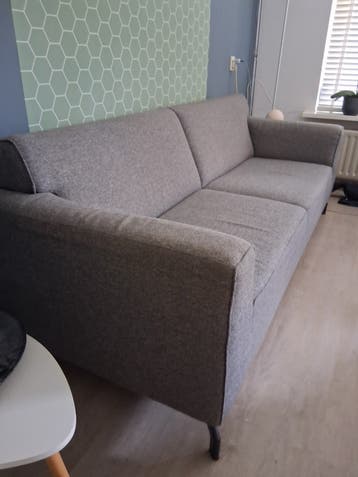 Comfortabele grijze driezitsbank (gratis afhalen ivm verhui)