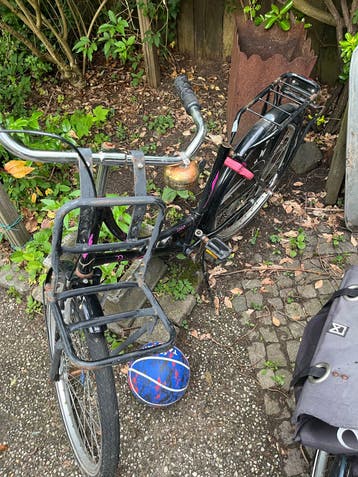 Oude fiets voor onderdelen of oud ijzer