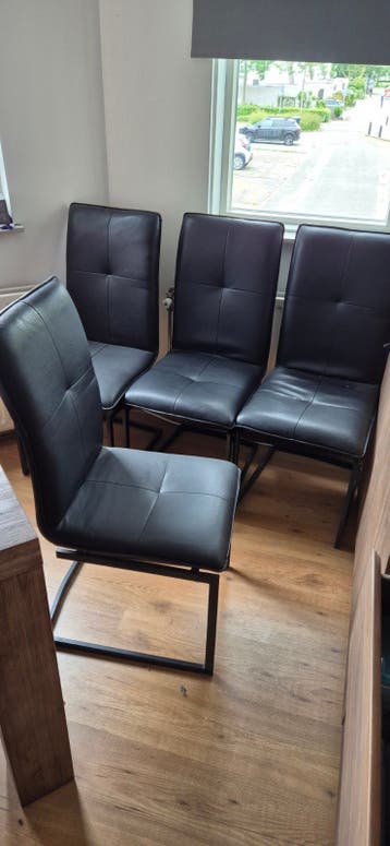 Set van 4 zwarte eetkamerstoelen, gebruikt