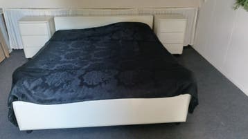 Tweepersoonsbed met nachtkastjes