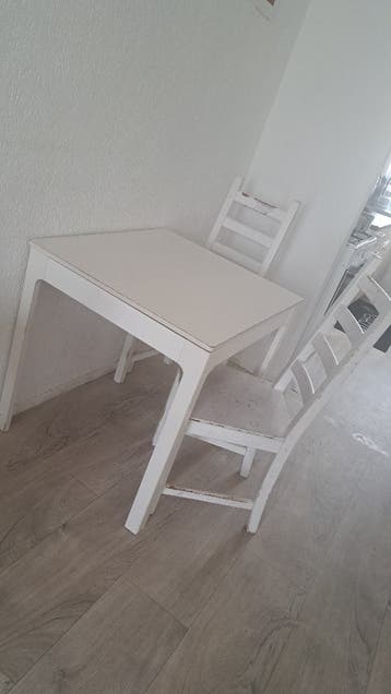 Gratis eettafel met stoelen