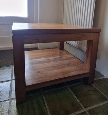 Robuuste, houten salontafel