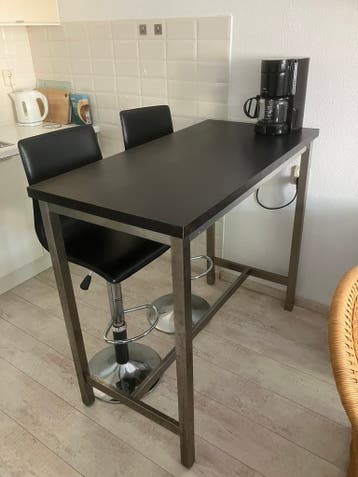Bar met 4 barkrukken