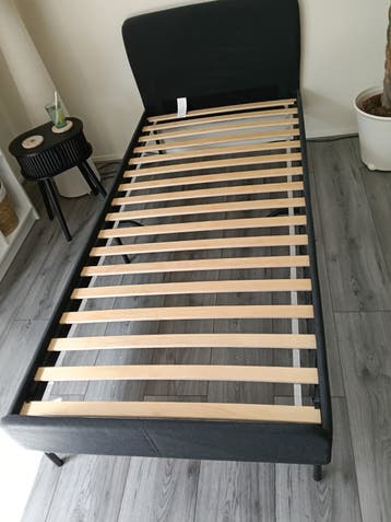 Gratis: Bed Ikea met lattenbodem.  Bed is al uit elkaar.