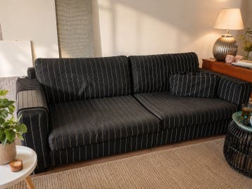 Gratis Comfortabele gestreepte 3-zitsbank