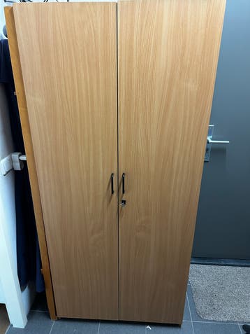 Bruine kast met planken