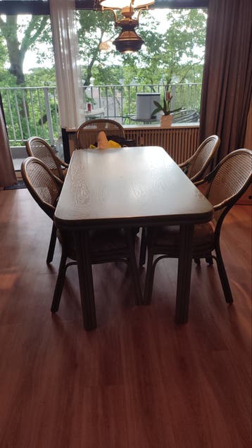 Rotan eethoek met 4 stoelen en tafel