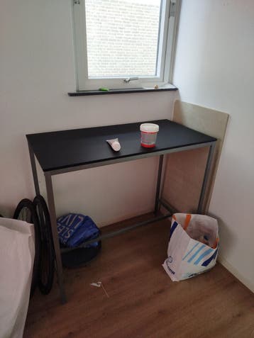 Compacte bartafel met zwart blad en metalen onderstel