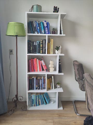 Witte asymmetrische boekenkast