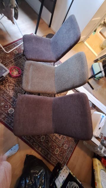 Vier stoffen eetkamerstoelen