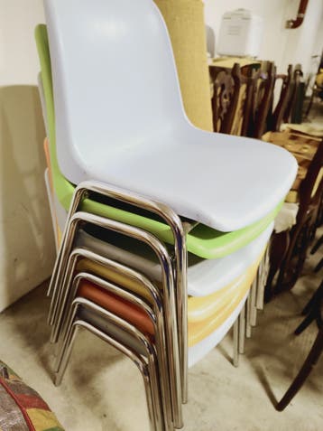 Gratis, Set van 6 kleurrijke stapelbare stoelen