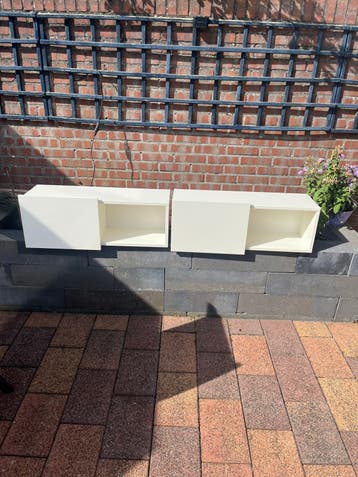Gratis af te halen: nachtkastjes ( wit )