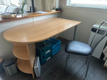 Leuke tafel of bureau 145 x 84 x 77cm gratis af te halen