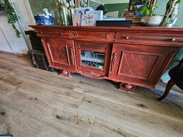 Antiek dressoir/sideboard met sierlijke details