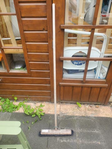 Stevige bezem met houten steel
