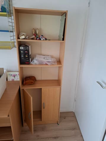 Houten boekenkast met deurtjes en planken