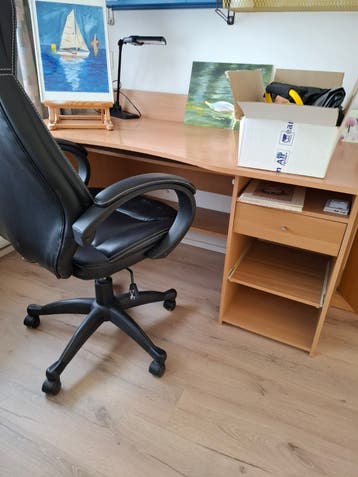 Bureau met comfortabele bureaustoel