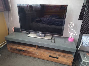 TV-meubel met industriële look en opbergruimte evt met tv