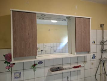 Badkamer spiegelkast met verlichting en stopcontact