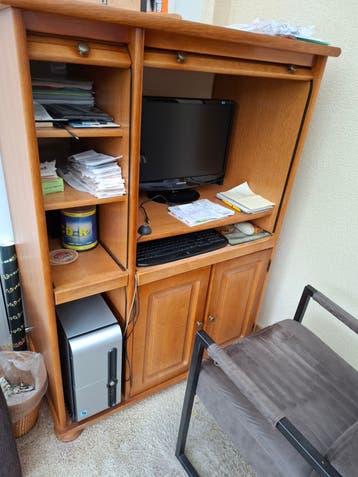 Houten computerkast met opbergruimte