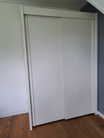 Witte kledingkast met schuifdeuren (152x66x222,5 cm)