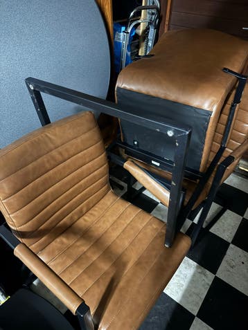 Set van 6 bruine stoelen met metalen frame. GRATIS AFHALEN