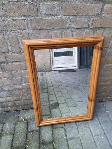 Spiegel met houten rand