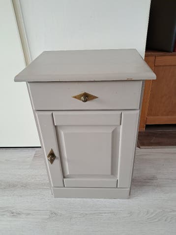 Gratis: Grijs houten nachtkastje / bijzetkastje
