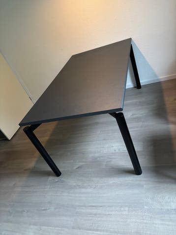 Moderne donkergrijze tafel met zwarte poten