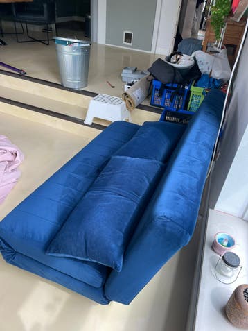 Donker blauw slaapbankje. GRATIS!