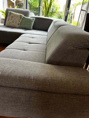 Ruime en comfortabele grijze hoekbank