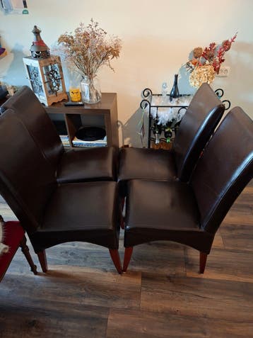 Gratis Set van 4 bruine eetkamerstoelen