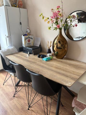 Gratis eetkamer tafel + 4 stoelen