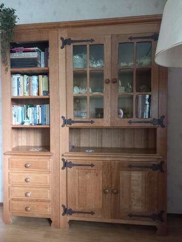 Eikenhouten buffetkast met vitrine en lades