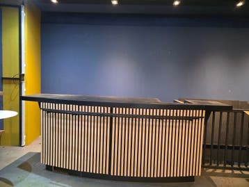 Gratis af te halen: Toonbank met akoestische panelen