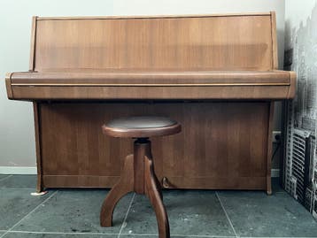 Mooie houten piano met kruk - Gebruikt