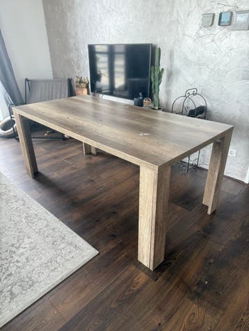 Robuuste eettafel met houtlook - Gebruikt