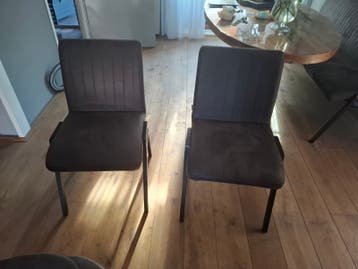 Twee comfortabele donkerbruine eetkamerstoelen