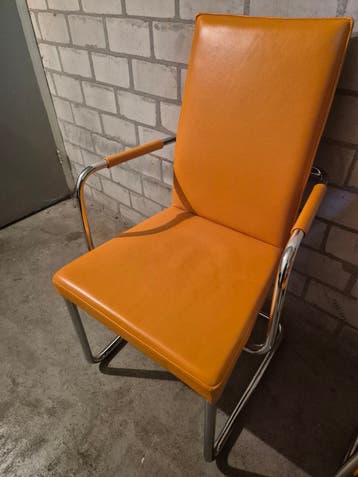 4 Oranje stoelen met chromen frame