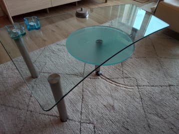 Glazen salontafel met metalen onderstel