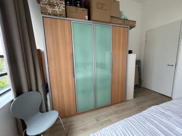 Grote kast met 4 planken GRATIS