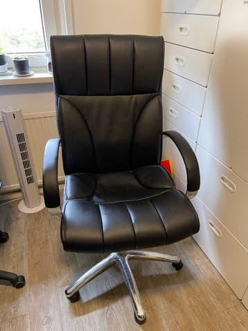 Comfortabele black office chair