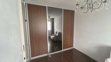 Compleet op maat gemaakte kledingkast