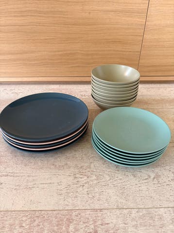 Servies set: borden en kommen in diverse kleuren