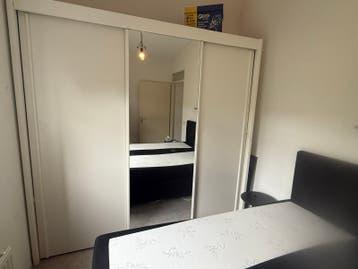 Witte kledingkast met spiegel en schuifdeuren