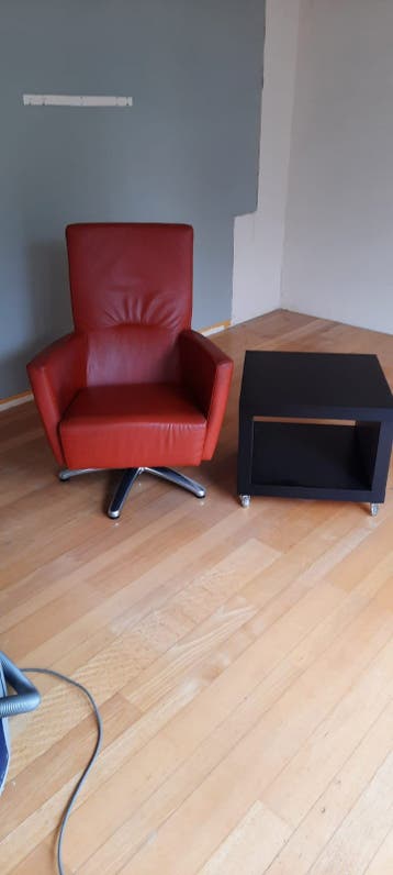 Gratis: Rode leren fauteuil en zwart bijzettafeltje