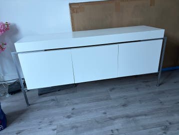 GRATIS Modern wit dressoir met metalen onderstel