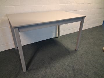 Mat grijs gelakte stevige tafel