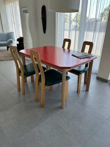 eettafel met vier stoelen