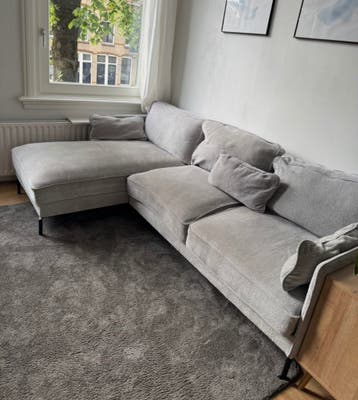 Comfortabele licht grijze bank met chaise longue
